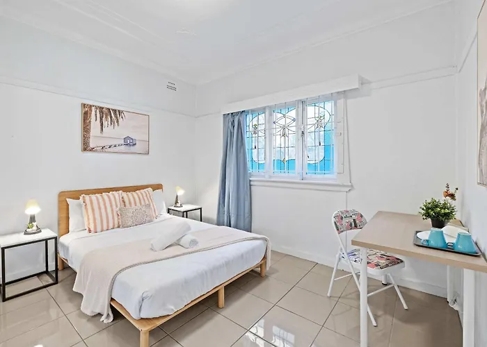 Boutique Double Room - Centrally Located - Shared Bathroom