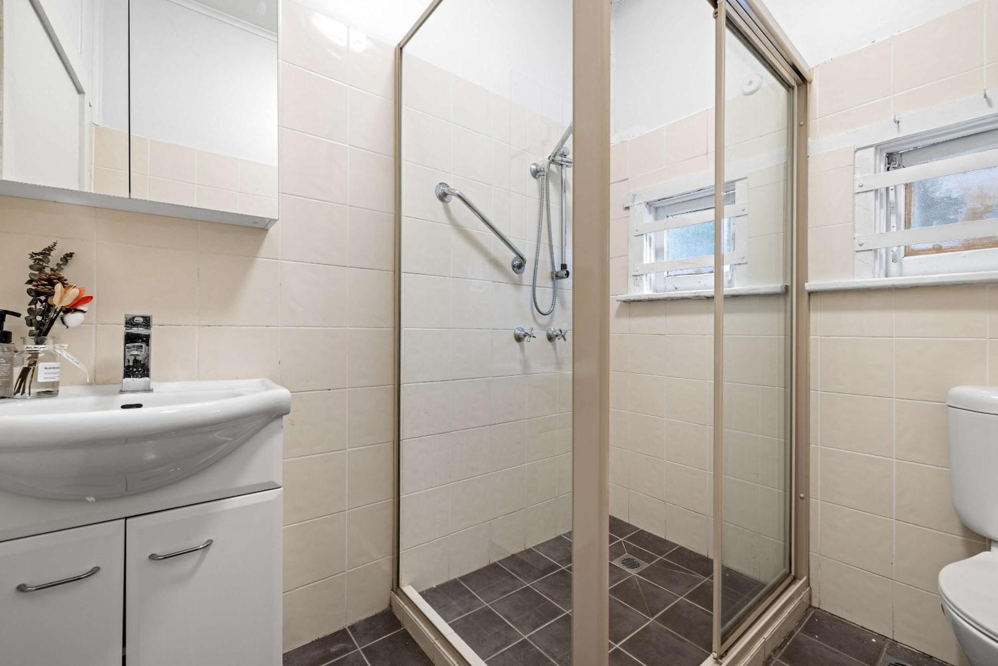 Boutique Double - Centrally Located - Shared Bathroom Sydney