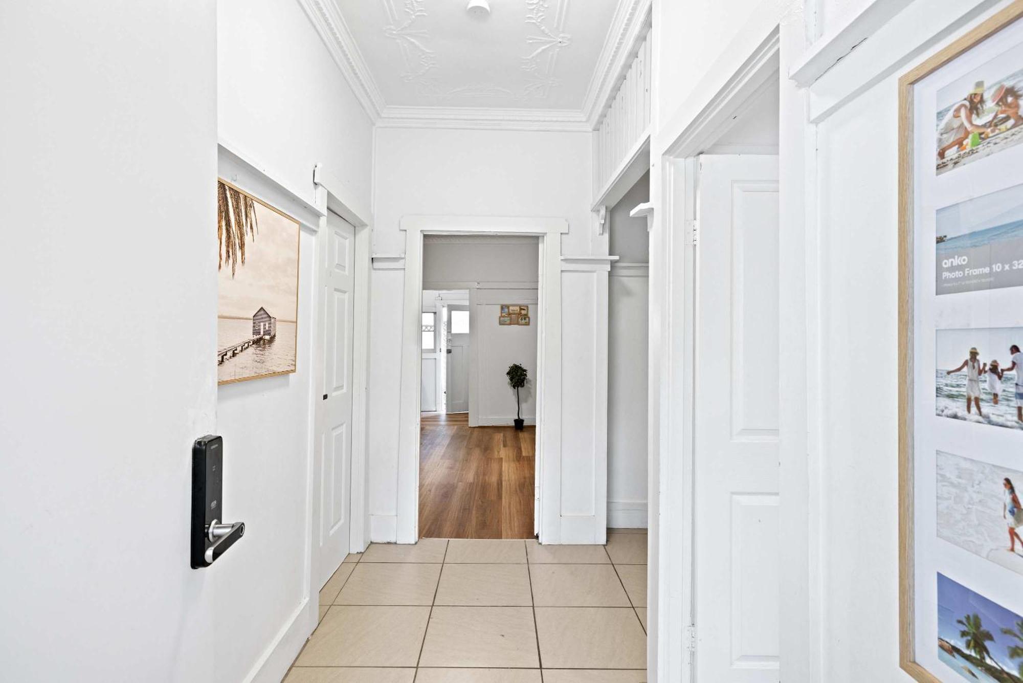 Boutique Double - Centrally Located - Shared Bathroom