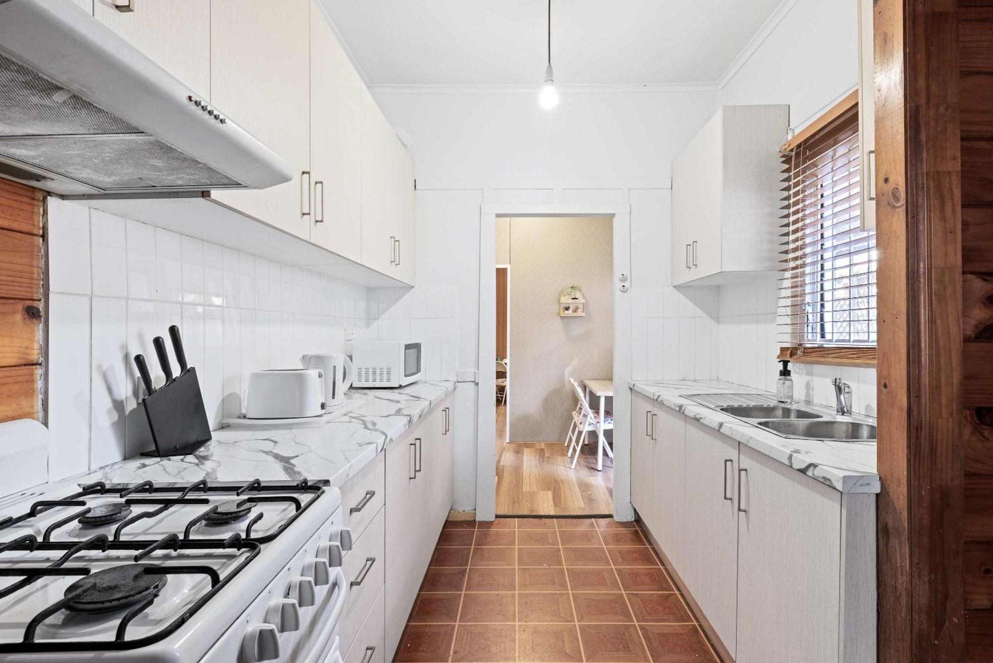 Guest house Boutique Double - Centrally Located - Shared Bathroom