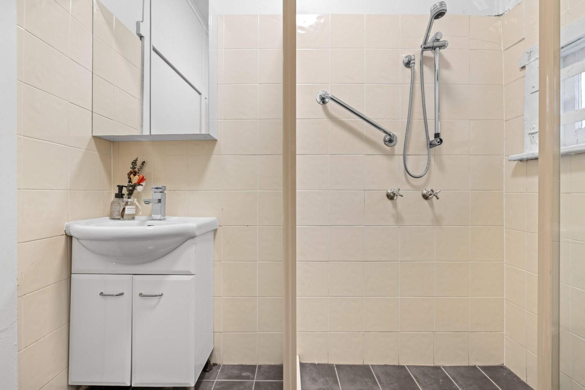 Boutique Double - Centrally Located - Shared Bathroom Guest house