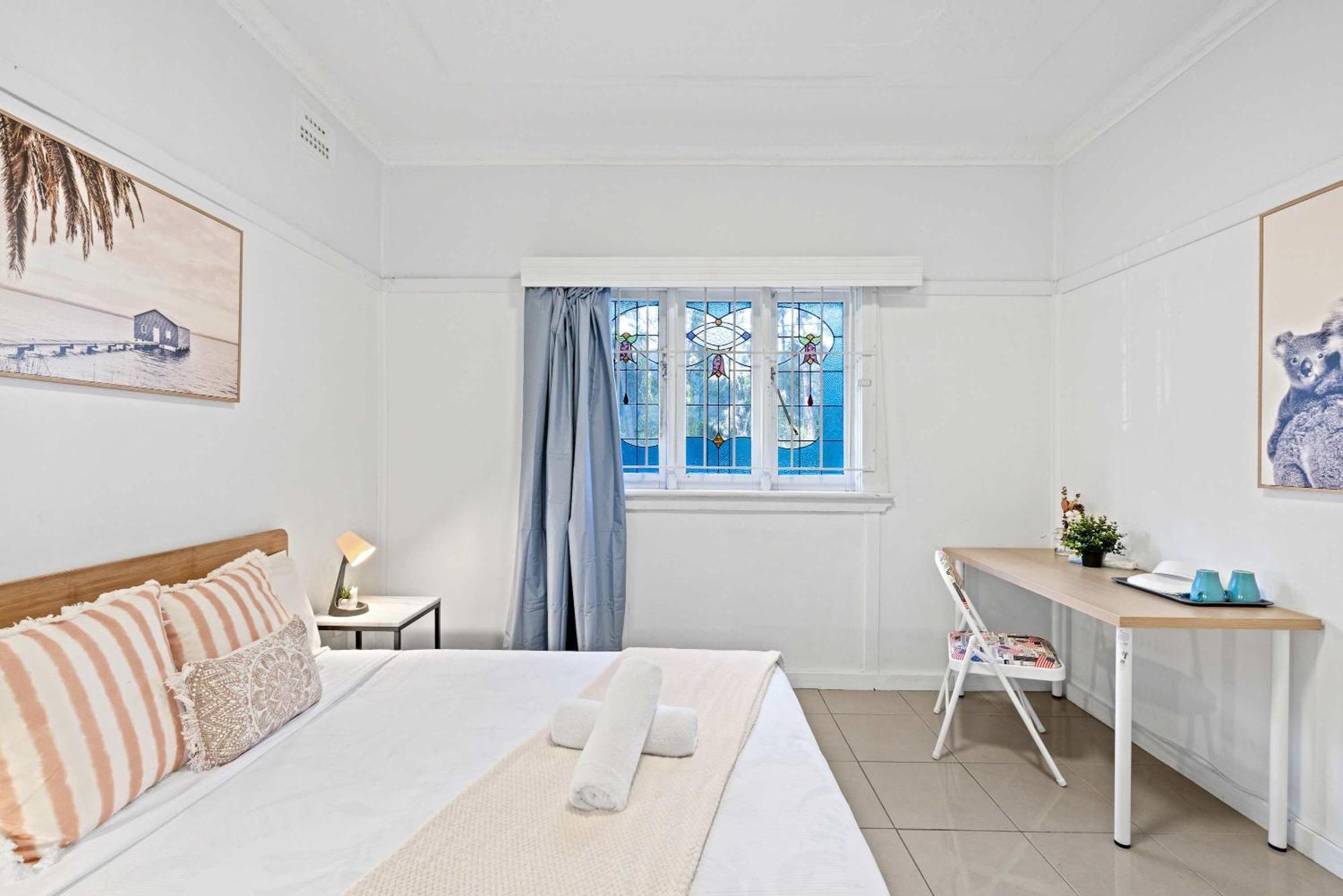 Boutique Double - Centrally Located - Shared Bathroom Guest house