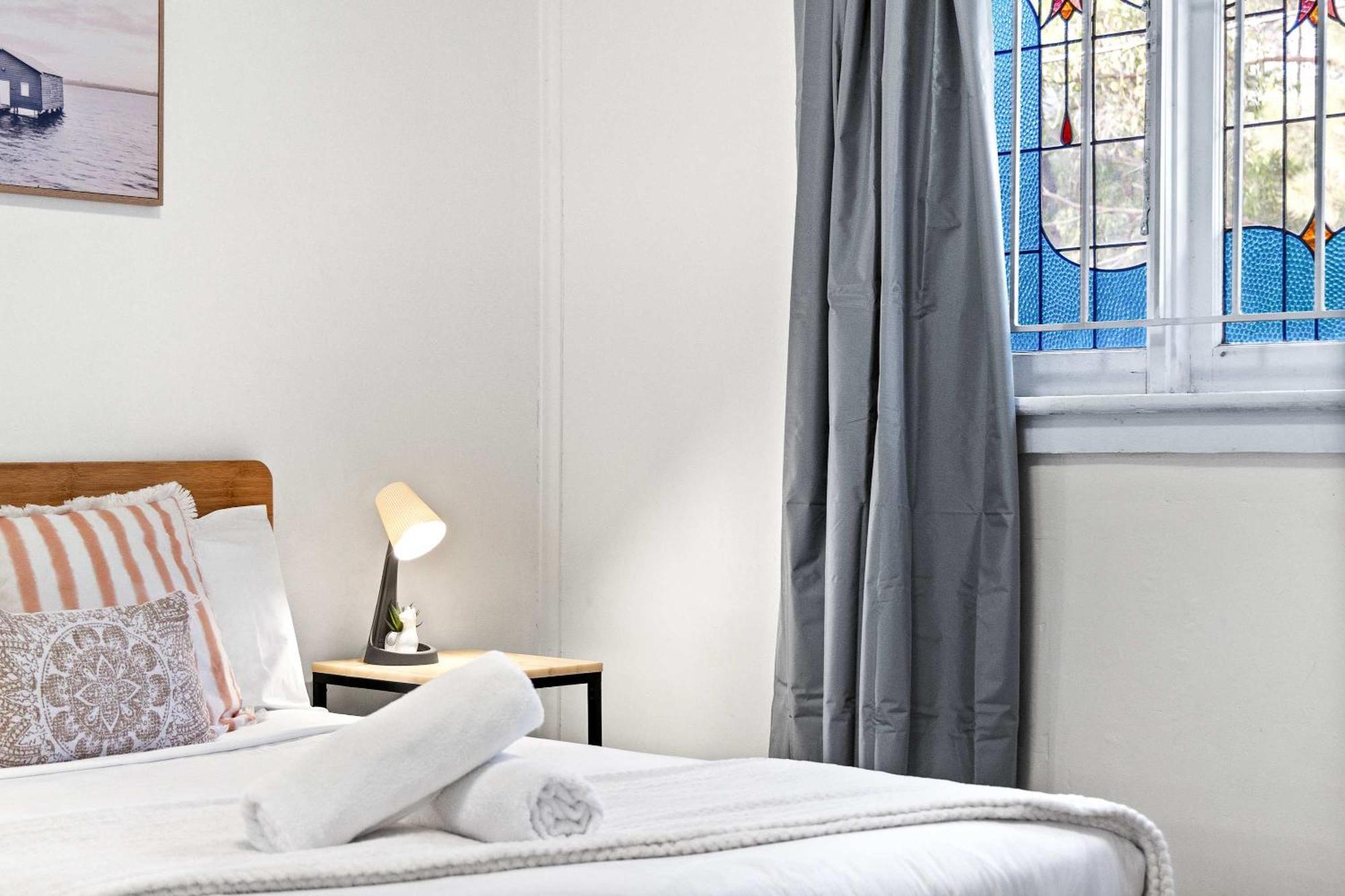 Guest house Boutique Double - Centrally Located - Shared Bathroom *