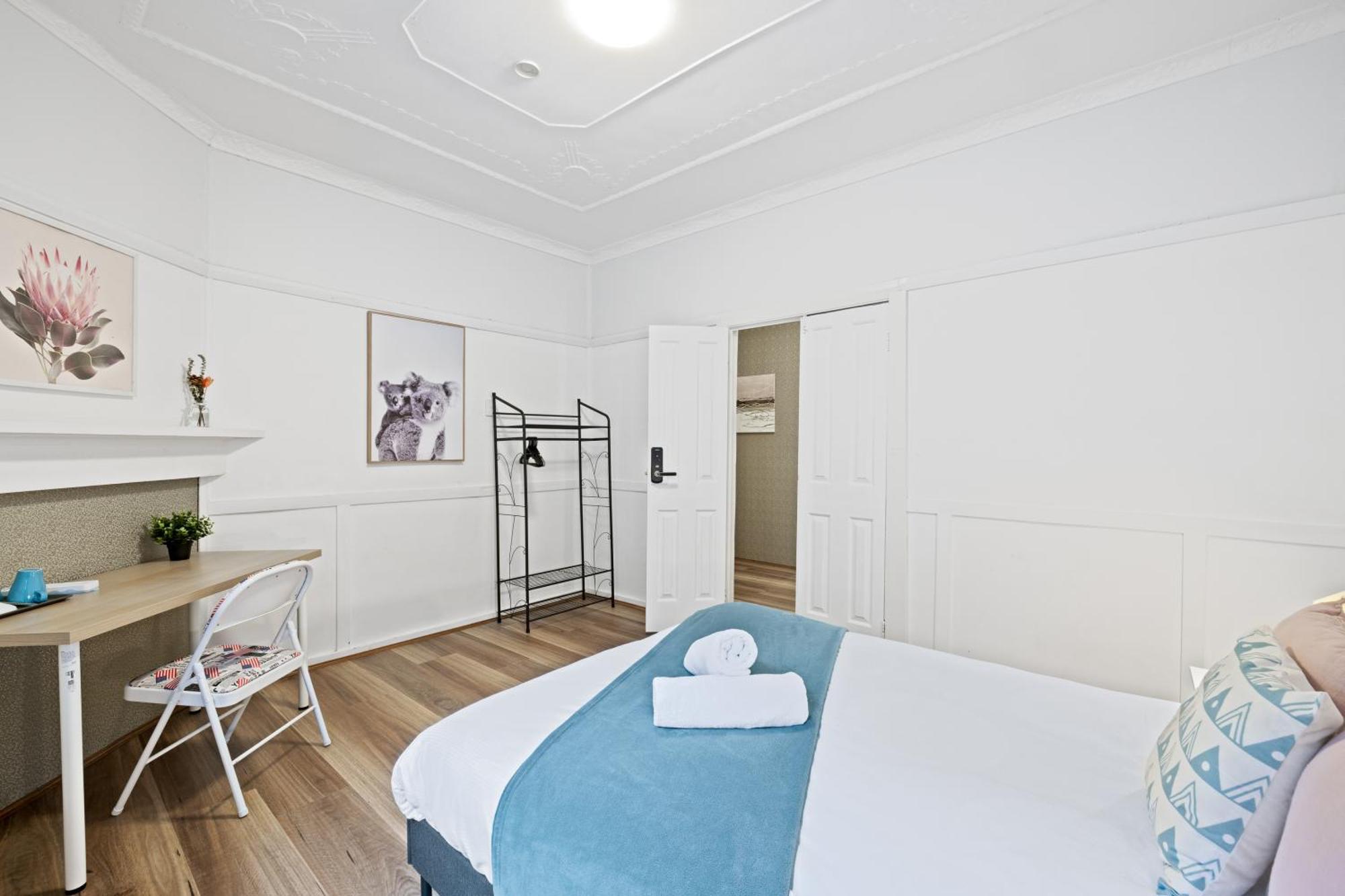 Guest house Boutique Double - Centrally Located - Shared Bathroom
